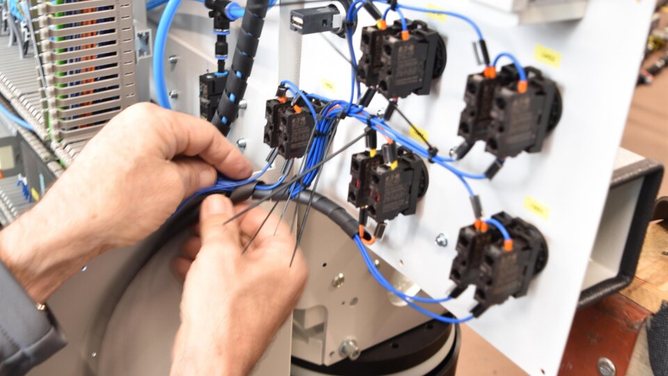 Balti hotmelt application systems wiring hands